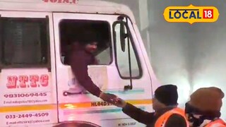 চা দেওয়া হচ্ছে