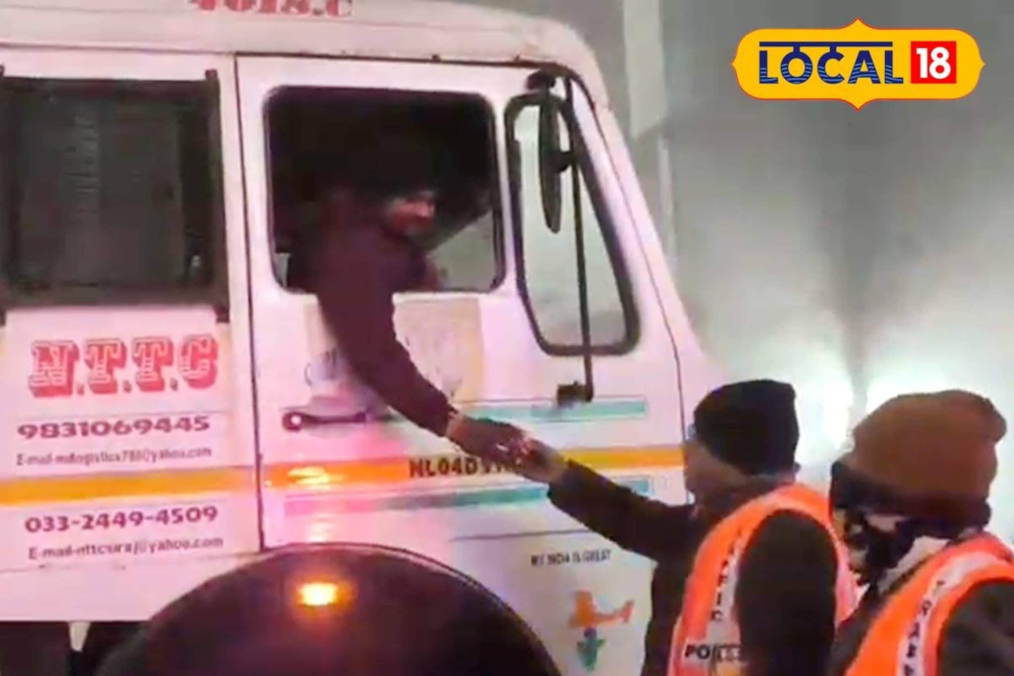 পথ দুর্ঘটনা এড়াতে ট্রাফিক পুলিশের মোক্ষম দাওয়াই! কনকনে ঠাণ্ডায় দেওয়া হচ্ছে গরম গরম চা