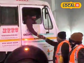 চা দেওয়া হচ্ছে চা দেওয়া হচ্ছে