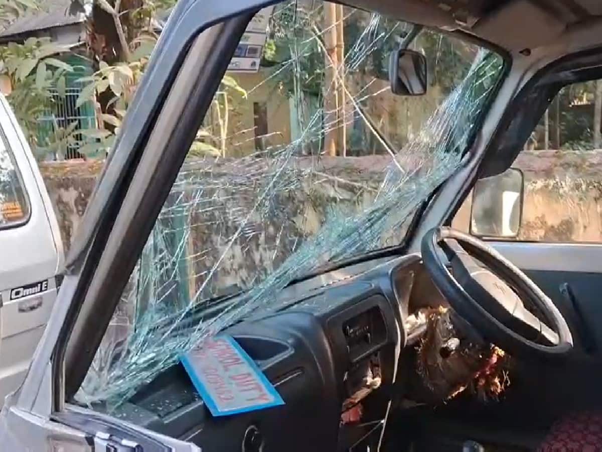 ভেঙেচুরে গিয়েছে গাড়ির সামনের কাঁচ