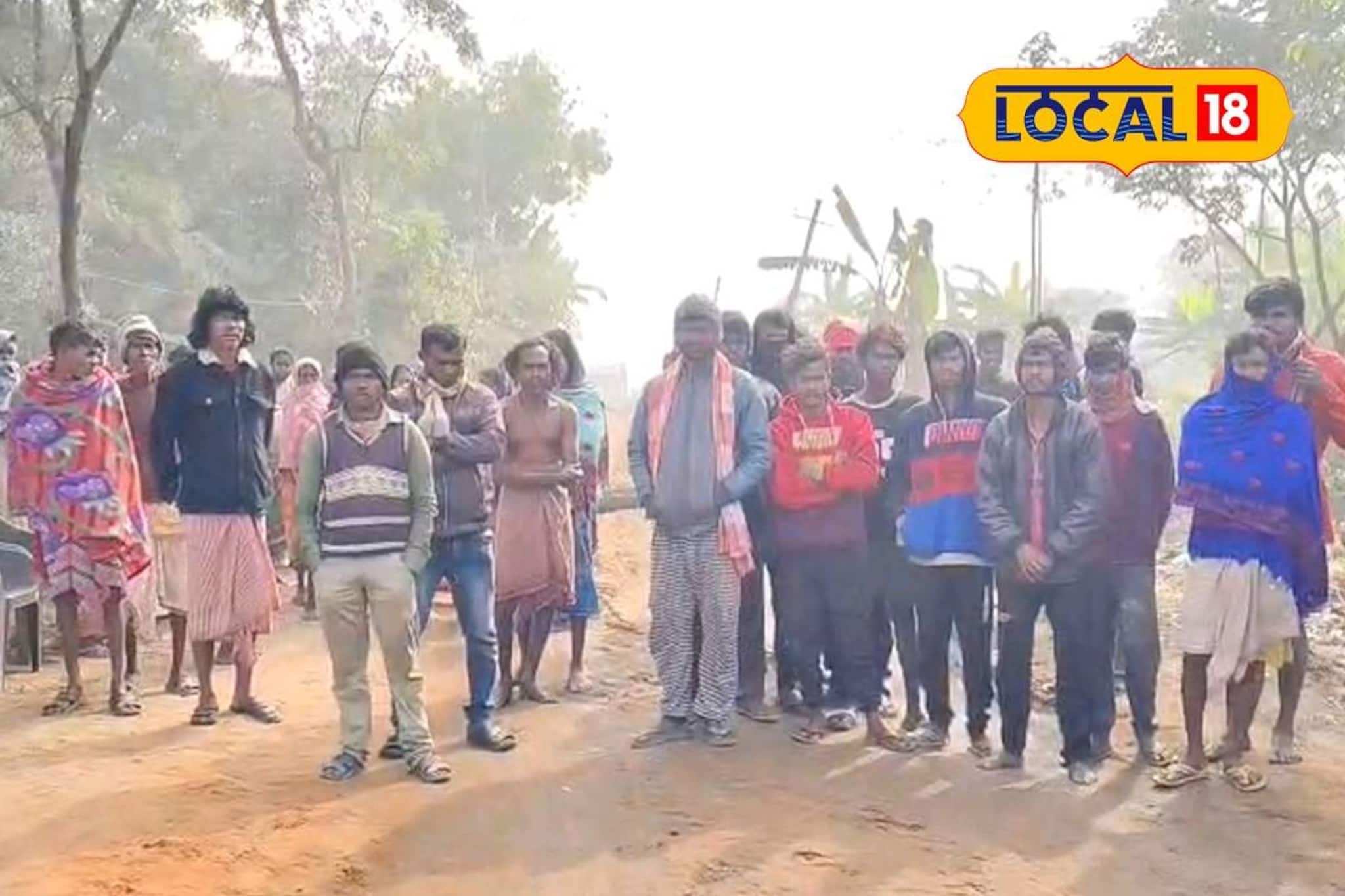 এলাকায় বালির গাড়ির দৌরাত্ম্য নিয়ে অসন্তোষ! ঝাড়গ্রামে রাস্তা অবরোধ করে বিক্ষোভ