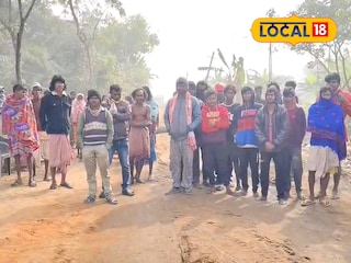 রাস্তা অবরোধ করে বিক্ষোভ