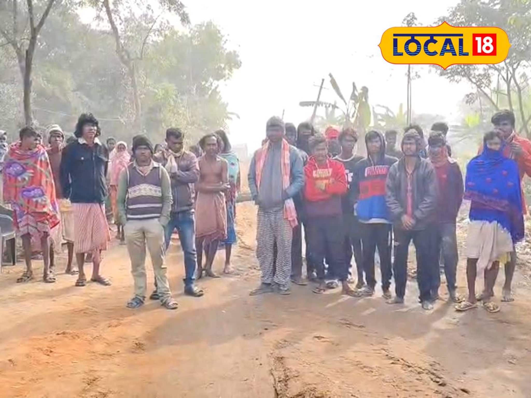 এলাকায় বালির গাড়ির দৌরাত্ম্য নিয়ে অসন্তোষ! ঝাড়গ্রামে রাস্তা অবরোধ করে বিক্ষোভ