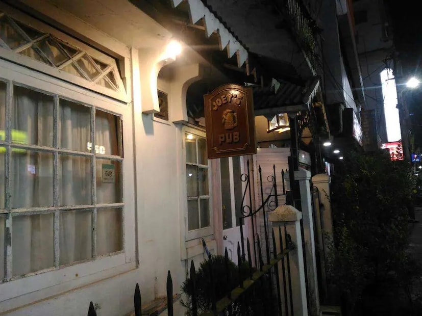 তবে গ্লেনারিসের পাব বন্ধ হলেও দার্জিলিঙে উৎসবের রাত কাটানোর মতো একাধিক পাব রয়েছে, যেগুলো ইতিমধ্যেই পর্যটকদের ভরসা হয়ে দাঁড়িয়েছে। সেই তালিকার প্রথমেই আছে Joey’s Pub—নিম আলো, কাঠের পুরনো ইংরেজি সাজ আর ছোট্ট ঘরভর্তি উষ্ণ পরিবেশ। কুয়াশায় ভিজে যাওয়া রাস্তায় হাঁটতে হাঁটতেই অনেকেই ঢুকে পড়েন এই পাবে। বড়দিনের সপ্তাহে সন্ধ্যার পরই এখানে বাড়ে জমায়েত।