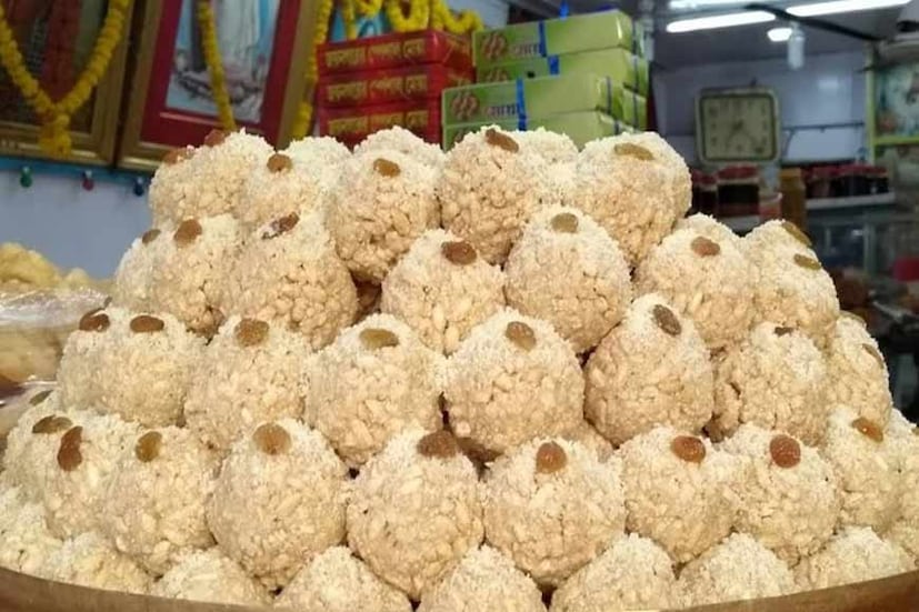 প্রতিবছরই মোটামুটি নভেম্বরের শেষ সপ্তাহ থেকে মোয়া তৈরি শুরু হয়। মান অনুযায়ী একশো থেকে ছ’শো টাকা কেজি দরে বিক্রি হয় মোয়া। তবে ব্যবসায়ীরা জানান, মোয়া তৈরির বিভিন্ন উপকরণের দাম ক্রমাগত বেড়ে চলেছে। এই পরিস্থিতিতে নির্দিষ্ট দামে মোয়ার মান বজায় রাখা ক্রমশ কঠিন হয়ে পড়ছে।