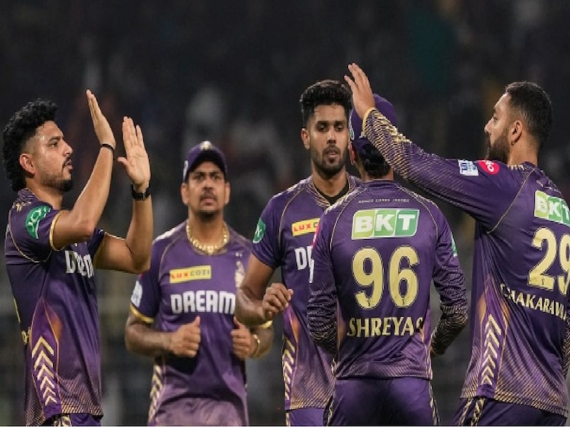 KKR Bowling Strategy: এবারের কেকেআরের স্ট্র্যাটেজি ফের চলে এল সামনে৷ এতদিন দল গঠনে কেকেআর বেশিরভাগ সময়েই দেখা গেছে তারা প্লেয়ার তুলে এনে সুযোগ দিয়েছে পরে সেই ক্রিকেটার বিশ্বমঞ্চে গিয়ে ধামাকা দেখিয়েছে, তা সে সূর্যকুমার যাদব হোক কিম্বা শুভমান গিল৷ এমনকি বর্তমানে কেকেআরে থাকলেও জাতীয় দলে খেলা হর্ষিত রানা এবং বরুণ চক্রবর্তীরা যবে ক্রিকেট খেলতে শুরু করেছিল তখন কিন্তু তাঁরাও তারকা হিসেবে পরিচিত ছিল না৷ কিন্তু এবার কেকেআর অলআউট ঝাঁপাল তারকাদের জন্য৷ KKR Bowling Strategy: এবারের কেকেআরের স্ট্র্যাটেজি ফের চলে এল সামনে৷ এতদিন দল গঠনে কেকেআর বেশিরভাগ সময়েই দেখা গেছে তারা প্লেয়ার তুলে এনে সুযোগ দিয়েছে পরে সেই ক্রিকেটার বিশ্বমঞ্চে গিয়ে ধামাকা দেখিয়েছে, তা সে সূর্যকুমার যাদব হোক কিম্বা শুভমান গিল৷ এমনকি বর্তমানে কেকেআরে থাকলেও জাতীয় দলে খেলা হর্ষিত রানা এবং বরুণ চক্রবর্তীরা যবে ক্রিকেট খেলতে শুরু করেছিল তখন কিন্তু তাঁরাও তারকা হিসেবে পরিচিত ছিল না৷ কিন্তু এবার কেকেআর অলআউট ঝাঁপাল তারকাদের জন্য৷