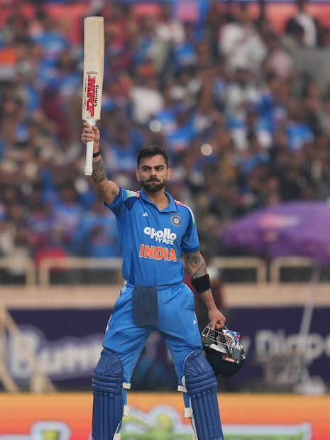  না সবটা ভাল নেই- সারা দেশ বিরাট কোহলিকে নিয়ে মজে থাকলেও কোচ গম্ভীর একেবারে শুকনো মুখেই বিরাটকে সম্মান জানানোর দায় সেরেছেন৷ এমনকি বোর্ডও নাকি এই পরিস্থিতি বদলে দুই পক্ষের মধ্যে সমাধান সূত্র খুঁজে পেতে চাইছে৷  বিরাট কোহলি আবারও নিজের দক্ষতার সারা দুনিয়াকে মনে করিয়ে দিয়েছেন তিনি কে, তিনি কী কী পারেন৷  রবিবার রাঁচিতে দক্ষিণ আফ্রিকার  বিরুদ্ধে ১৭ রানে জয় পাওয়ার অন্যতম বড় কাণ্ডারি। জেএসসিএ ইন্টান্যাশানাল কয়েক মাস পর নিজের ঘরে ফেরার ম্যাচে কোহলির পুরনো দিনের ইনিংস দেখে দর্শকরা পুরো টাকা উসুল করলেন।