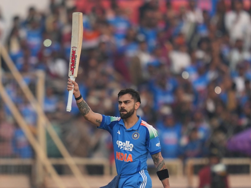 তাঁর এই ফর্মই নতুন করে জোরালো করে তোলে আলোচনা—কোহলি কি টেস্ট থেকে অবসর ভেঙে ফিরবেন? তবে ম্যাচ শেষে পুরস্কার বিতরণী মঞ্চে তিনি নিজ মুখে জানিয়ে দেন, এ ধরনের গুঞ্জনে কোনো সত্যতা নেই। কোহলির স্পষ্ট বক্তব্য, ভবিষ্যতেও তিনি কেবলমাত্র একটি ফরম্যাটেই খেলবেন এবং সেটাই তাঁর কাছে সঠিক পথ।