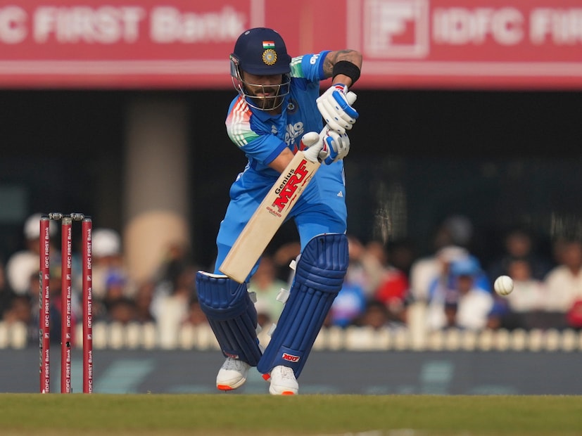 তিনি যে এখনও ফুরিয়ে যাননি তা রাঁচিতে আরও একবার প্রমাণ করেছেন বিরাট কোহলি। দক্ষিণ আফ্রিকার বিরুদ্ধে ওয়ানডে ম্যাচে তাঁর ৫২তম সেঞ্চুরি শুধু জয় এনে দেয়নি, আবারও প্রমাণ করেছে—কোহলি এখনও আগের মতোই ধারালো, আত্মবিশ্বাসী। ব্যাট হাতে দুর্দান্ত ছন্দ, উইকেটের মাঝে তীক্ষ্ণ দৌড় এবং অতুলনীয় ফিটনেস—সব মিলিয়ে এটি ছিল ‘ভিনটেজ কোহলি’র এক নিখুঁত উদাহরণ।