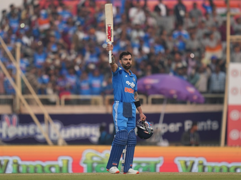 বিরাট কোহলি শনিবার (৬ ডিসেম্বর) ইতিহাস গড়ে পুরুষদের আন্তর্জাতিক ক্রিকেটে প্রথম ক্রিকেটার হিসেবে ২০টি সিরিজ সেরা পুরস্কার জয়ের মাইলফলক স্পর্শ করেছেন। দক্ষিণ আফ্রিকার বিরুদ্ধে তিন ম্যাচের ওয়ানডে সিরিজে সেরা খেলোয়াড় নির্বাচিত হয়ে তিনি ভেঙে দেন সচিন তেন্ডুলকরের দীর্ঘদিনের ১৯টি সিরিজ সেরার রেকর্ড।