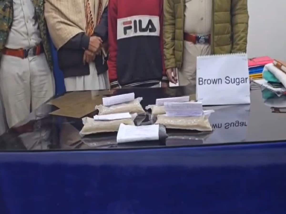 ১ কেজি ২১১ গ্রাম ব্রাউন সুগার-সহ গ্রেফতার দুই পাচারকারী