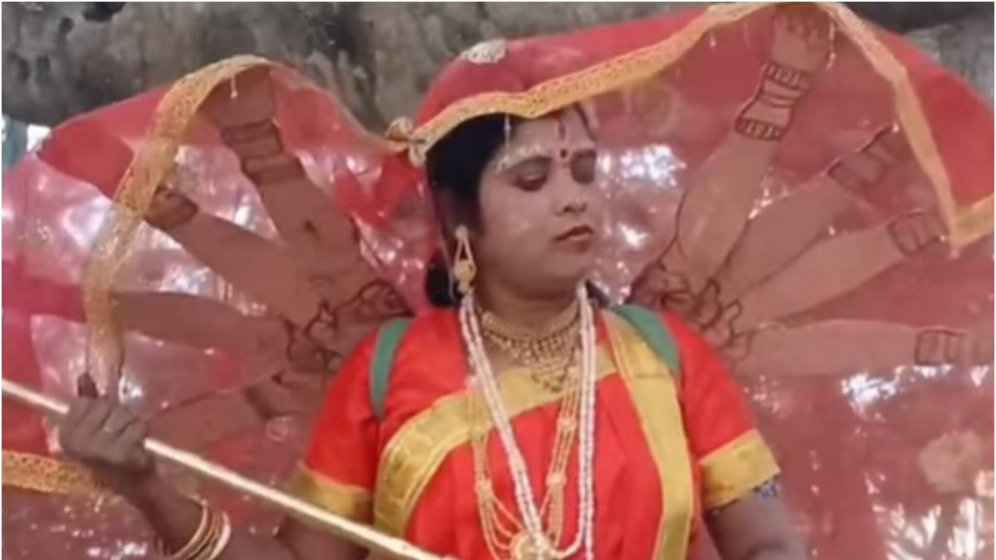 মঞ্চের আলো নিভলেই অভাবের অন্ধকার, কালিকাপাতারি শিল্পীদের জীবন সংগ্রাম এখনও একই