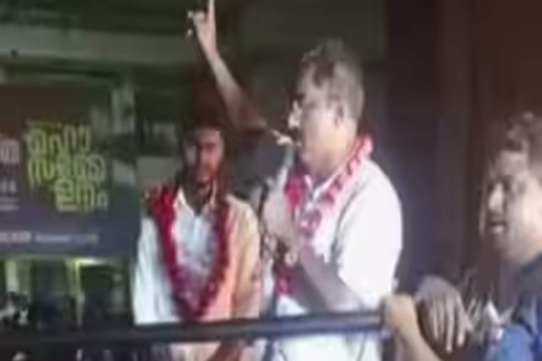 CPIM: মহিলাদের কাজ শুধু স্বামীর শয্যাসঙ্গিনী হওয়া! কেরলের সিপিএম নেতার মন্তব্যে নিন্দার ঝড় CPIM: মহিলাদের কাজ শুধু স্বামীর শয্যাসঙ্গিনী হওয়া! কেরলের সিপিএম নেতার মন্তব্যে নিন্দার ঝড়