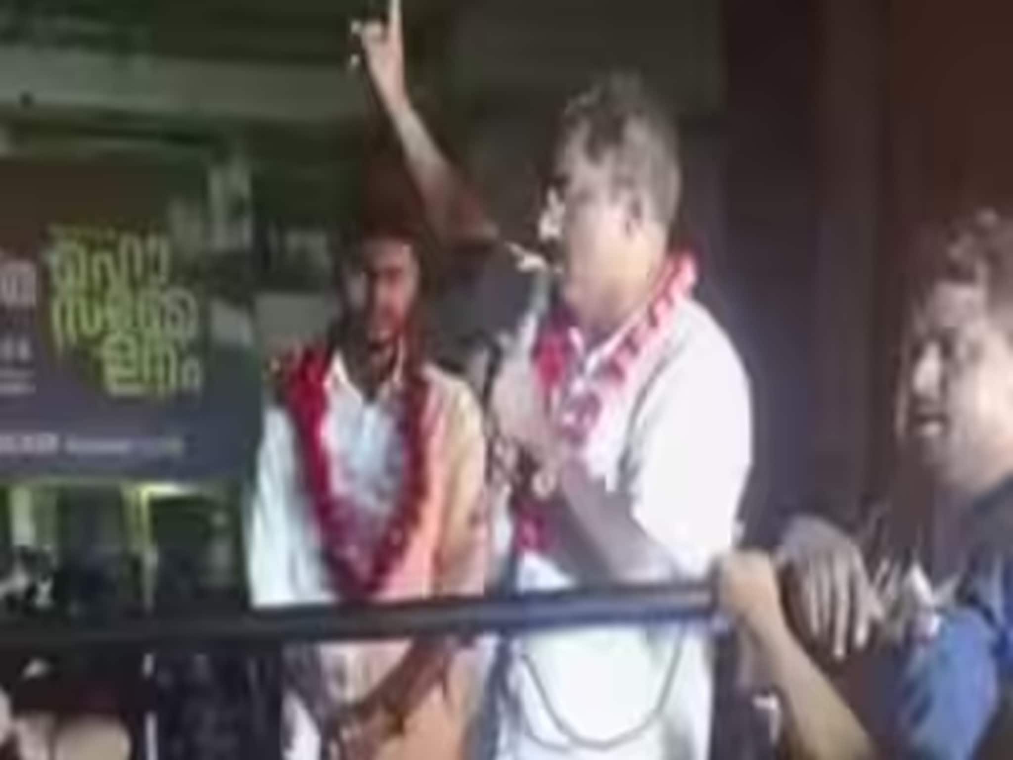 মহিলাদের কাজ শুধু স্বামীর শয্যাসঙ্গিনী হওয়া! কেরলের সিপিএম নেতার মন্তব্যে নিন্দার ঝড় মহিলাদের কাজ শুধু স্বামীর শয্যাসঙ্গিনী হওয়া! কেরলের সিপিএম নেতার মন্তব্যে নিন্দার ঝড়