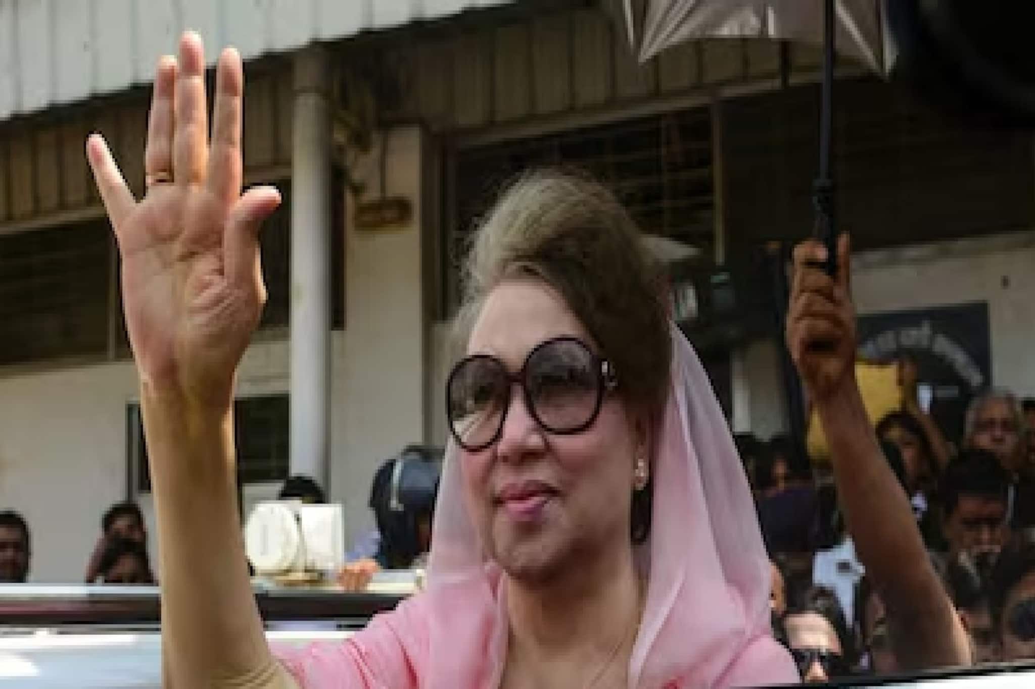 Khaleda Zia Passed Away: বাংলাদেশের প্রথম মহিলা প্রধানমন্ত্রী থেকে ক্ষমতার চূড়ায় থাকা শীর্ষ নেত্রী, দক্ষিণ এশিয়ার ‘পাওয়ার ওম্যানদের’ অন্যতম, চিনে নিন খালেদা জিয়াকে