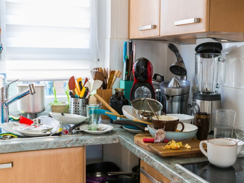 *রান্নাঘর কেবল রান্নার জায়গা নয়, এটি পরিবারের স্বাস্থ্য, মঙ্গল এবং সম্পদের সঙ্গেও জড়িত। রান্নাঘরে বারবার পড়ে যাওয়া জিনিসপত্র অন্নপূর্ণা এবং গ্রহের অবস্থানের অশুভ প্রভাব নির্দেশ করতে পারে। জ্যোতিষশাস্ত্র অনুসারে, রান্নাঘরে জিনিসপত্র ঘন ঘন পড়ে যাওয়া অশুভ বলে মনে করা হয় এবং এটি পরিবারের সমৃদ্ধির উপর প্রভাব ফেলতে পারে। কখনও কখনও, এটি আর্থিক অসুবিধা, পারিবারিক কলহ বা স্বাস্থ্য সমস্যার লক্ষণও হতে পারে।