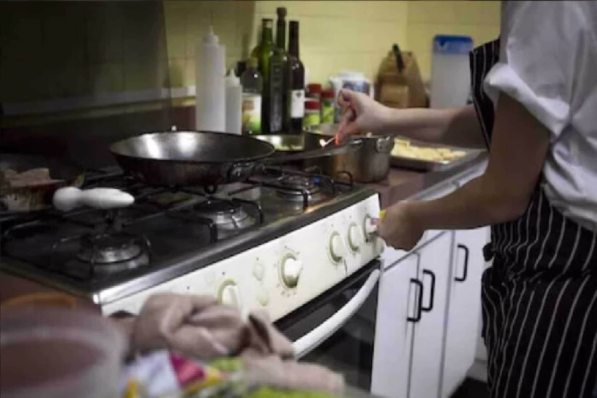 রান্নাঘরে তেল, নুন, দুধ পড়ে যাওয়া গ্রহের দোষ বা বাস্তুদোষ! বাস্তুবিদ জানাচ্ছেন প্রতিকার রান্নাঘরে তেল, নুন, দুধ পড়ে যাওয়া গ্রহের দোষ বা বাস্তুদোষ! বাস্তুবিদ জানাচ্ছেন প্রতিকার