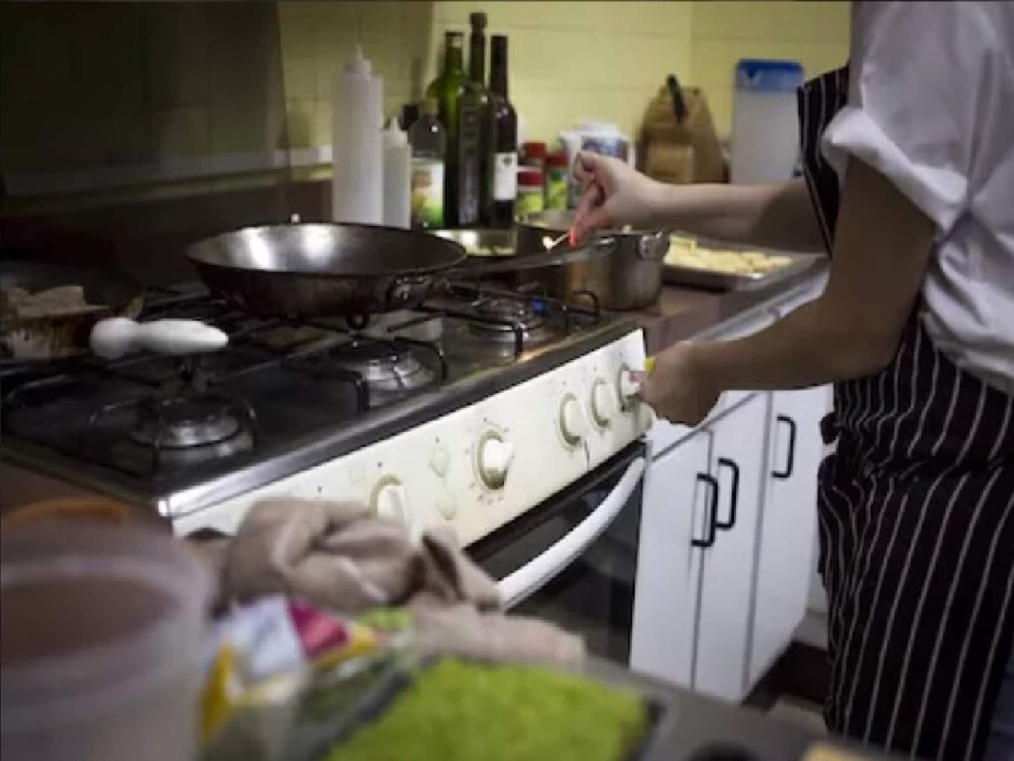 রান্নাঘরে তেল, নুন, দুধ পড়ে যাওয়া গ্রহের দোষ বা বাস্তুদোষ! বাস্তুবিদ জানাচ্ছেন প্রতিকার রান্নাঘরে তেল, নুন, দুধ পড়ে যাওয়া গ্রহের দোষ বা বাস্তুদোষ! বাস্তুবিদ জানাচ্ছেন প্রতিকার