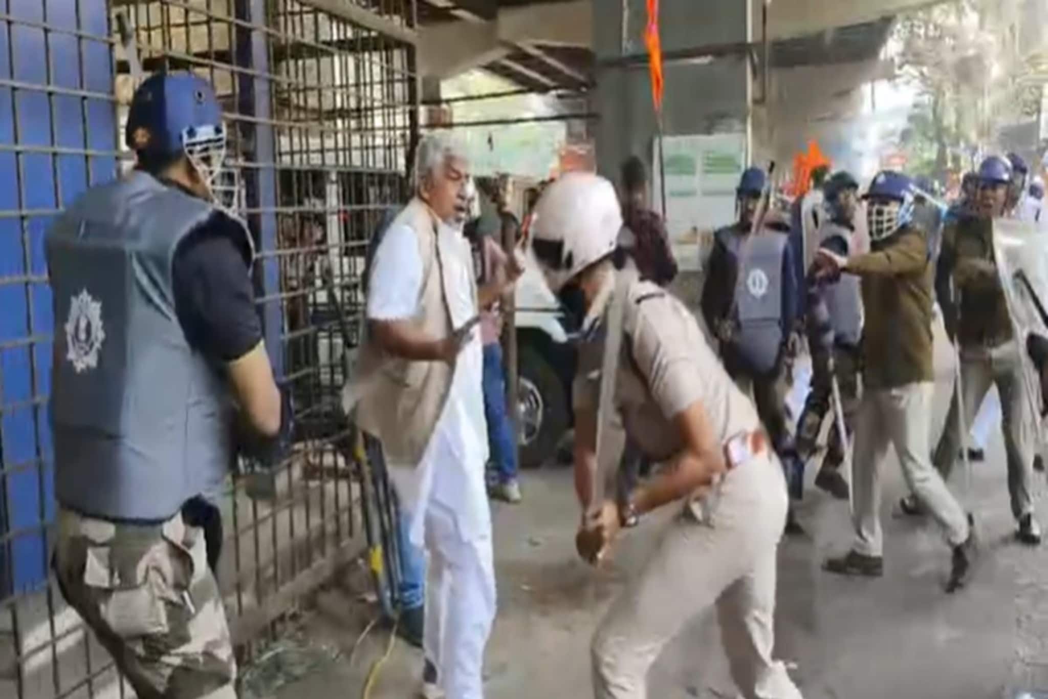 দীপু দাসকে পুড়িয়ে হত্যার জের, কলকাতার বাংলাদেশ ডেপুটি হাইকমিশনের বাইরে ধুন্ধুমার কাণ্ড!