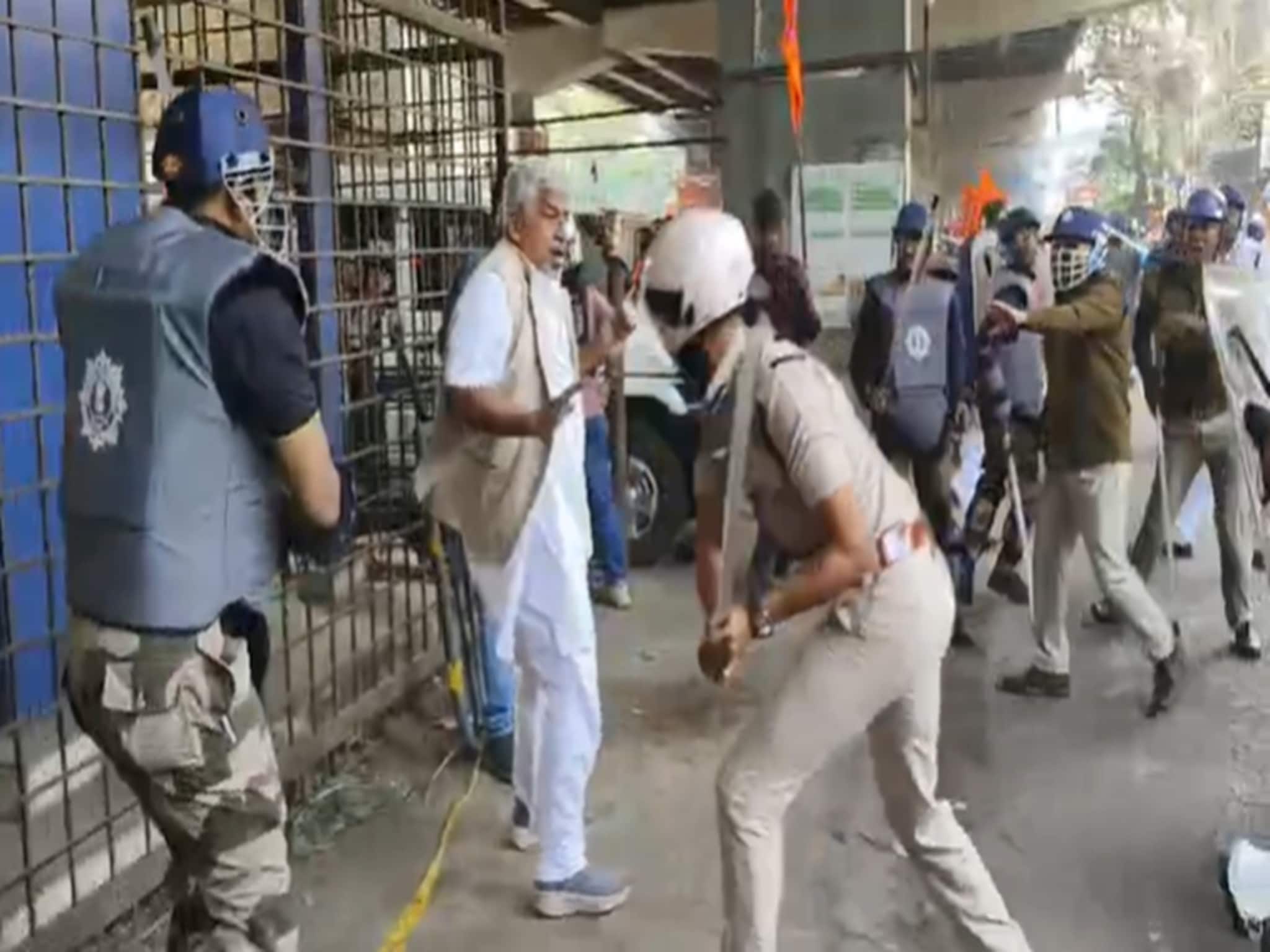 দীপু দাসকে পুড়িয়ে হত্যার জের, কলকাতার বাংলাদেশ ডেপুটি হাইকমিশনের বাইরে ধুন্ধুমার কাণ্ড!