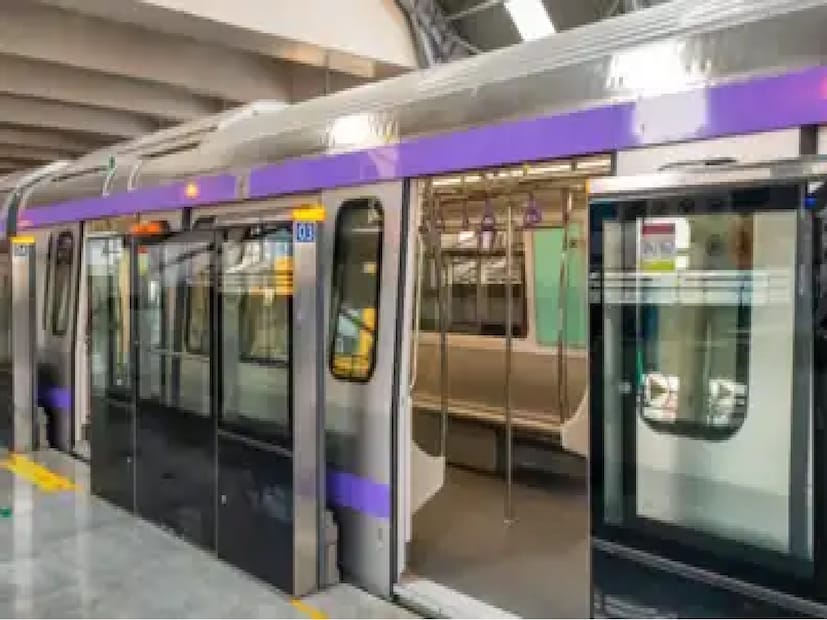 ইতিমধ্যেই পরিকাঠামোগত কাজের জন্য বা ব্লু লাইনে সংষ্কারের কাজ শুরুর জন্য টেন্ডার হয়ে গিয়েছে। ধাপে ধাপে এক বছরের মধ্যে বদলে যাবে দমদম থেকে টালিগঞ্জ। পাশাপাশি কবি সুভাষ মেট্রো স্টেশন নির্মাণের কাজ চলবে দ্রুত গতিতে।