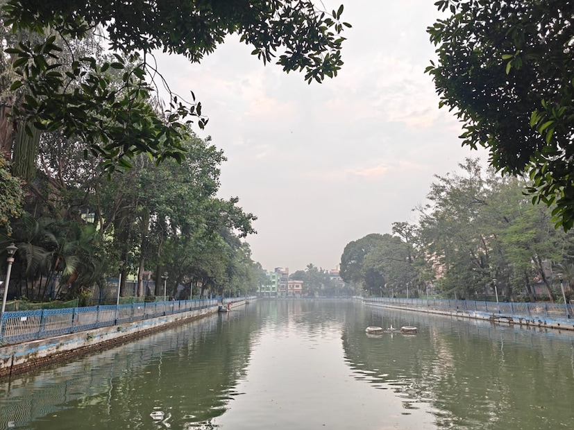 অবাধ উত্তর পশ্চিমের শীতল হাওয়া। দক্ষিণ জুড়েই তাই শীতের আমেজ। চলতি সপ্তাহে শুষ্ক আবহাওয়া। বৃষ্টির কোনও সম্ভাবনা নেই। কলকাতা ও সংলগ্ন জেলাতে ১৫ ডিগ্রি সেলসিয়াসের কাছাকাছি তাপমাত্রা। কলকাতায় ১৪ ডিগ্রি থেকে ১৬ ডিগ্রির মধ্যে থাকবে তাপমাত্রা আগামী সাত দিন। পশ্চিমের জেলাগুলিতে তাপমাত্রা কমে ১০ থেকে ১১ ডিগ্রি সেলসিয়াসে নেমেছে। গতকাল, সোমবার শ্রীনিকেতনে সর্বনিম্ন তাপমাত্রা নেমেছিল ১০ ডিগ্রি সেলসিয়াসে।