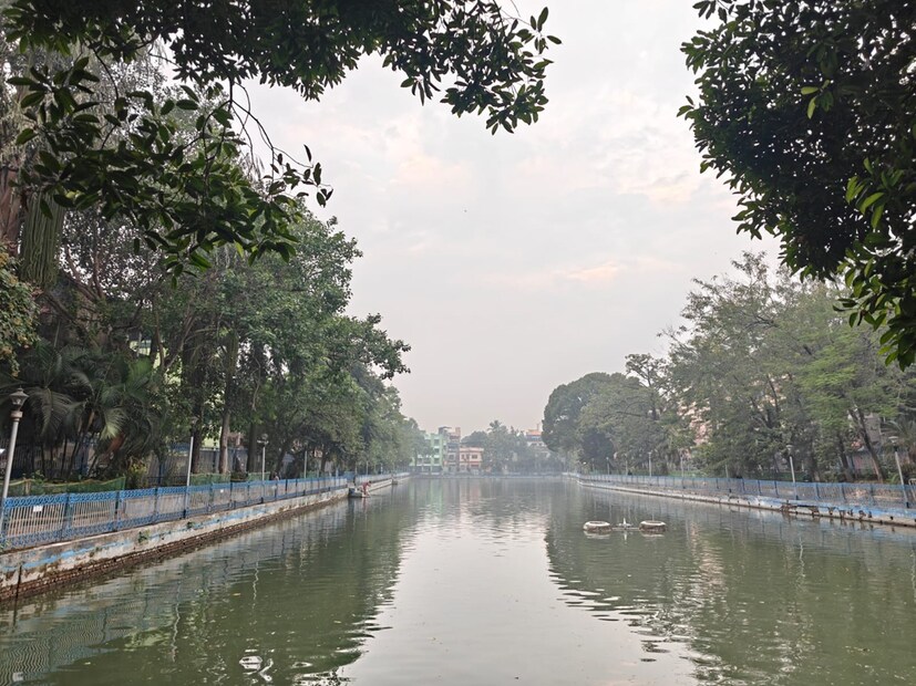 কলকাতায় সকালে হালকা কুয়াশা। পরে পরিষ্কার আকাশ। শুষ্ক আবহাওয়া থাকবে আগামী সাতদিন। বৃষ্টির কোনও সম্ভাবনা নেই। সকাল-সন্ধ্যা শীতের আমেজ কিছুটা বাড়ল। দিন ও রাতের তাপমাত্রা স্বাভাবিকের নীচে রয়েছে। মঙ্গলবার ২০ ডিগ্রি সেলসিয়াসের ঘরে ছিল কলকাতার পারদ। বৃহস্পতিবার সকালে সেই তাপমাত্রা কমে ১৭ ডিগ্রি সেলসিয়াসের ঘরে। উত্তর পশ্চিমের বাতাস বইছে। সামান্য কমবেশি হলেও বড়সড় পরিবর্তন নেই পারদের। তাপমাত্রা এরকমই থাকবে আগামী কয়েক দিন।