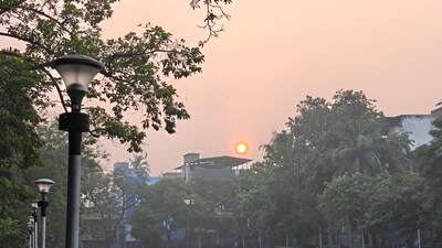 দক্ষিণবঙ্গে সর্বনিম্ন তাপমাত্রা ১১ ডিগ্রি সেলসিয়াসের ঘরে। আগামী কয়েক দিন পশ্চিমের জেলাগুলিতে ১১ থেকে ১৩ ডিগ্রি সেলসিয়াসের মধ্যে থাকবে সর্বনিম্ন তাপমাত্রা। উপকূলের জেলাগুলিতে সর্বনিম্ন তাপমাত্রা থাকতে পারে ১৪ থেকে ১৬ ডিগ্রি সেলসিয়াস। উপকূল ও সংলগ্ন এলাকাতে সকালের দিকে কুয়াশার সম্ভাবনা হালকা থেকে মাঝারি থাকবে। দু-এক জায়গায় দৃশ্যমানতা সামান্য কমবে। তবে ঘন কুয়াশার কোনও সতর্কবার্তা নেই। সাতদিন উত্তুরে হাওয়ায় শীতের আমেজ থাকবে। বৃষ্টির কোনও সম্ভাবনা নেই।