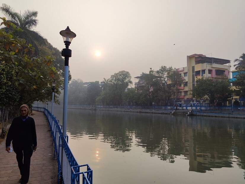 ঘূর্ণিঝড় ‘দিতওয়া’ (DITWAH) শক্তি হারিয়ে এখন নিম্নচাপে পরিণত। তামিলনাড়ু উপকূলের এই নিম্নচাপ থেকে লাক্ষাদ্বীপ পর্যন্ত একটি অক্ষরেখা বিস্তৃত যেটি কর্ণাটক এবং কেরলের উপর দিয়ে গিয়েছে। উত্তর-পশ্চিম ভারতে একের পর এক পশ্চিমী ঝঞ্ঝা। একটি পশ্চিমী ঝঞ্ঝা রয়েছে যার সঙ্গে ঘূর্ণাবর্ত রয়েছে উত্তর প্রদেশ ও ত্রিপুরাতে। নতুন করে প্রভাবশালী পশ্চিমী ঝঞ্ঝা ঢুকবে ৫ ডিসেম্বর।
