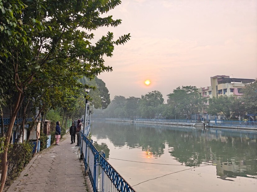 উত্তরবঙ্গের দার্জিলিঙে সর্বনিম্ন তাপমাত্রা ছিল ৫ ডিগ্রি সেলসিয়াসের কাছাকাছি। দার্জিলিংয়ের পার্বত্য এলাকায় ৪ থেকে ৬ ডিগ্রি সেলসিয়াসের মধ্যে তাপমাত্রা থাকবে আগামী সাতদিন। উত্তরবঙ্গের সমতল ও মালদহ-সহ অন্যান্য জেলাতে ১৩ থেকে ১৫ ডিগ্রি সেলসিয়াসের মধ্যে সর্বনিম্ন তাপমাত্রা থাকতে পারে বলে অনুমান আবহাওয়া দফতরের। তাপমাত্রার খুব বেশি তারতম্য হবে না।