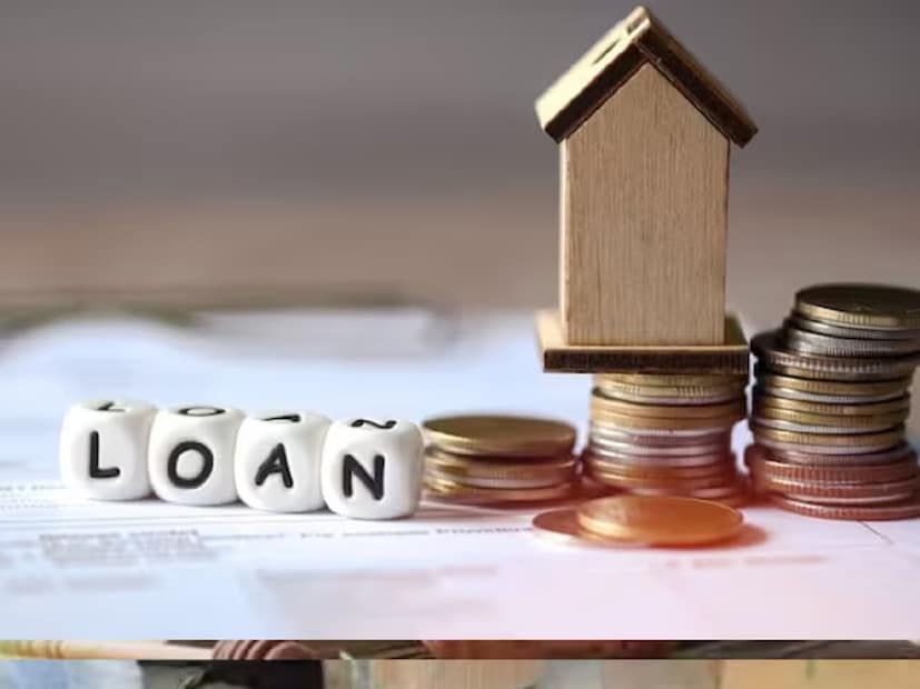 ক্লোজার ডকুমেন্টেশন হল সবচেয়ে গুরুত্বপূর্ণ পদক্ষেপঅনেক ক্রেডিট স্কোরের সমস্যা ভুল ঋণ ক্লোজার রিপোর্টিংয়ের কারণে হয়। সর্বদা একটি নো ডিউ সার্টিফিকেট বা ক্লোজার লেটার নিতে হবে। ৩০-৪৫ দিন পরে CIBIL বা এক্সপেরিয়ান রিপোর্ট পরীক্ষা করে দেখতে হবে, যাতে ঋণ 'বন্ধ' দেখানো হয় এবং বকেয়া ব্যালেন্স '০' থাকে। যদি ঋণটি এখনও রিপোর্টে 'সক্রিয়' দেখায়, তাহলে স্কোরের উপর নেতিবাচক প্রভাব অব্যাহত থাকবে। এটি একটি নতুন ঋণ/ক্রেডিট কার্ডের জন্য প্রত্যাখ্যানের ঝুঁকি বাড়িয়ে তুলবে।