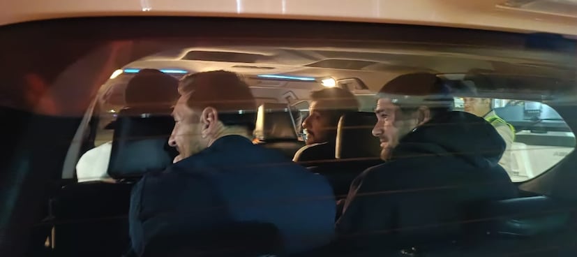 কলকাতা বিমানবন্দরের চার নম্বর গেটের বাইরে মেসিকে এক ঝলক দেখার জন্য এদিন উপচে পড়েছিল জনতার ভিড়। কড়া নিরাপত্তার মধ্যেই তাঁকে ভিআইপি গেট দিয়ে বের করে আনেন নিরাপত্তাকর্মীরা। বিমানবন্দর থেকে বেরিয়ে মেসি সোজা চলে যান তাঁর হোটেলে। 