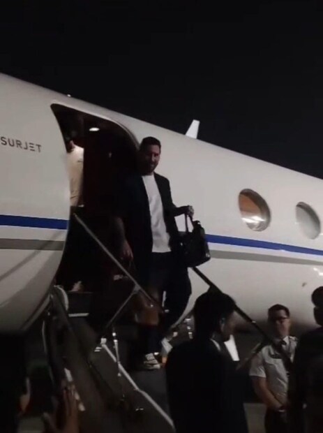 বিমানবন্দর থেকে মেসি বেরোনো মাত্রই সমর্থকদের উপচে পড়া ভিড় দেখা গেল। সমর্থকদের চিৎকার ও জয়ধ্বনিতে গমগম করছিল বিমানবন্দর চত্বর। মেসিকে স্বাগত জানাতে আগে থেকেই বহু সমর্থক বিমানবন্দরের সামনে জড়ো হয়েছিলেন। ভারত ও আর্জেন্টিনার পতাকা নিয়ে উচ্ছ্বাসে মাতেন তাঁরা। 