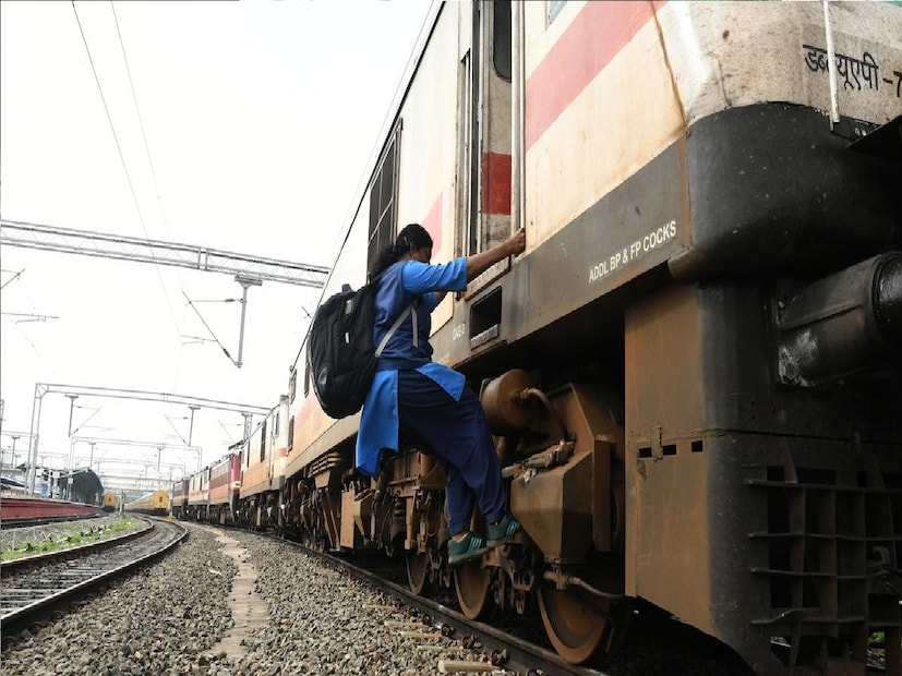 *চলতি মাসের ১১-৩০ ডিসেম্বরের মধ্যে একাধিক দিন এই ট্রেন বাতিলের সিদ্ধান্ত নেওয়া হয়েছে। একাধিক দূরপাল্লার ট্রেনকেও ঘুরপথে চালান হচ্ছে। বিজ্ঞপ্তি অনুযায়ী জানান হয়েছে, ইস্ট-কোস্ট রেলওয়ে ডিভিশনে উন্নয়নমূলক কাজের জন্য একাধিক ট্রেন বাতিল করা হয়েছে এবং বেশ কিছু ট্রেনকে অন্য পথে চালান হবে।