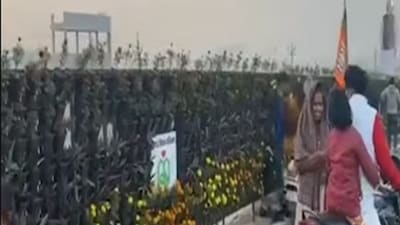 টব চুরি করে নিয়ে যাচ্ছেন সাধারণ মানুষ৷ 