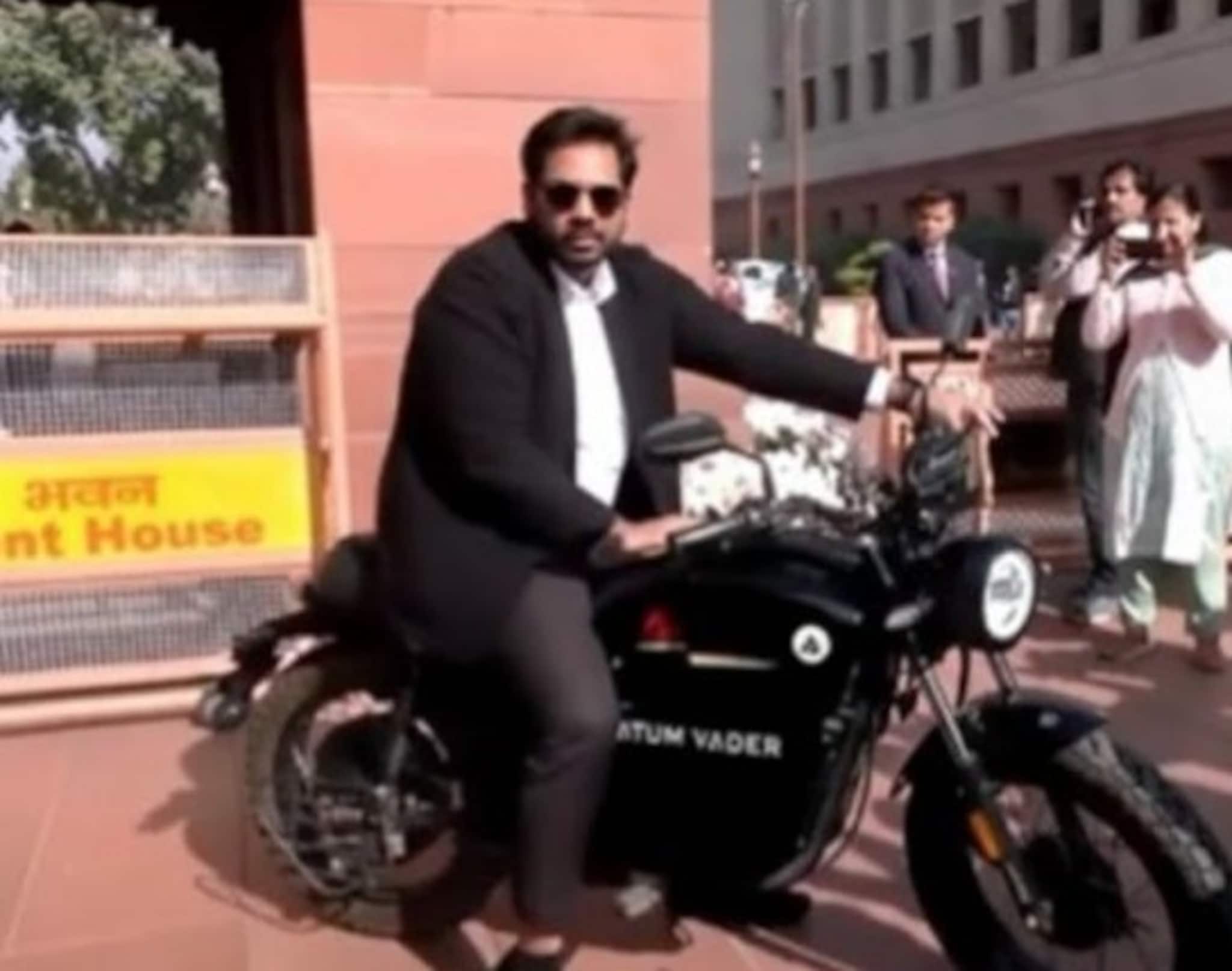 সংসদে একেবারে 'অন্যরকম ইলেকট্রিক বাইকে' চড়ে আসলেন মন্ত্রী! জানালেন এটা তাঁর তৈরি সংসদে একেবারে 'অন্যরকম ইলেকট্রিক বাইকে' চড়ে আসলেন মন্ত্রী! জানালেন এটা তাঁর তৈরি