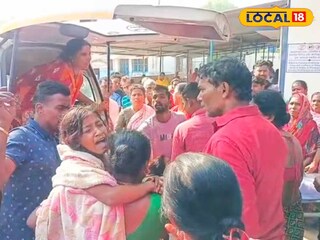 কান্নায় ভেঙে পড়েছে মৃতার আত্মীয়