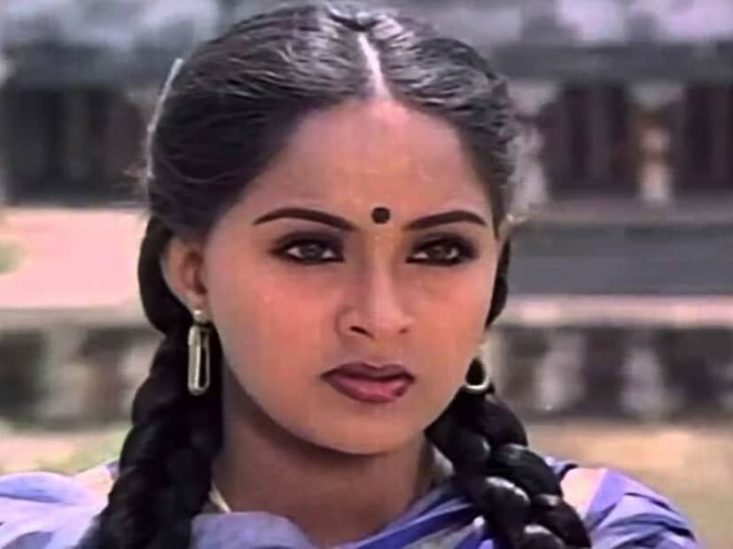 দক্ষিণ ভারতীয় অভিনেত্রী রাধা আশির দশকের একজন বিখ্যাত নায়িকা ছিলেন। রাধা কেবল তামিল নয়, দক্ষিণ ভারতীয় সিনেমাতের অনেক ভাষার ছবিতে অভিনয় করেছিলেন। মলয়ালি বংশোদ্ভূত রাধা কেরলের এক ব্যবসায়ীকে বিয়ে করেছিলেন। বলে রাখা উচিত হবে যে গল্পটা কিন্তু রাধাকে নিয়ে নয়। রাধার দুই মেয়ে এবং এক ছেলে রয়েছে। রাধার দুই মেয়েই তামিল সিনেমার পরিচিত মুখ। 