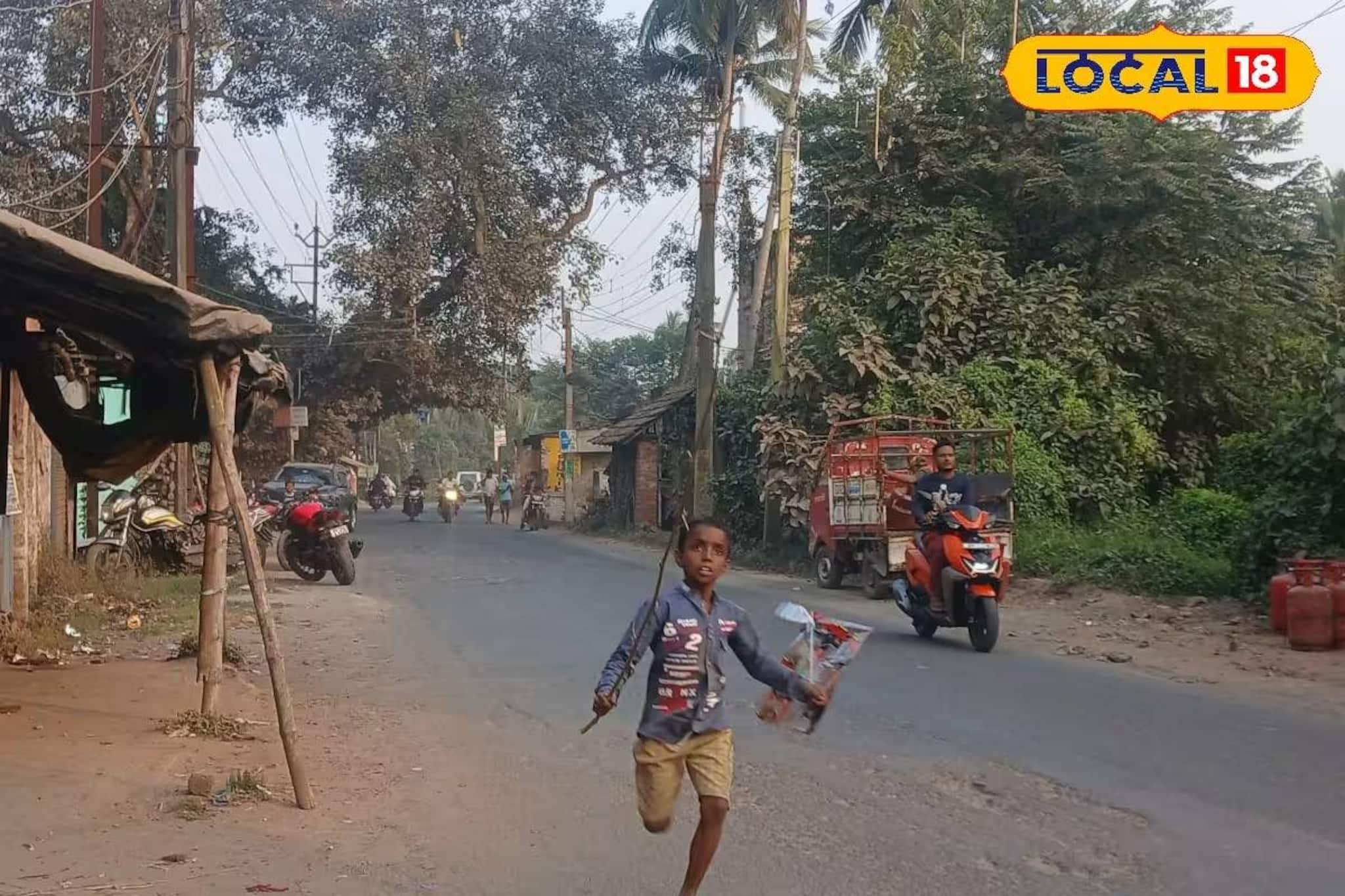 হাওড়ার রাস্তায় বিপদের আশঙ্কা! ভয় বাড়ছে চালক থেকে পথচারীদের হাওড়ার রাস্তায় বিপদের আশঙ্কা! ভয় বাড়ছে চালক থেকে পথচারীদের