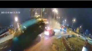 উড়ে গেল মার্সিডিজ৷ 