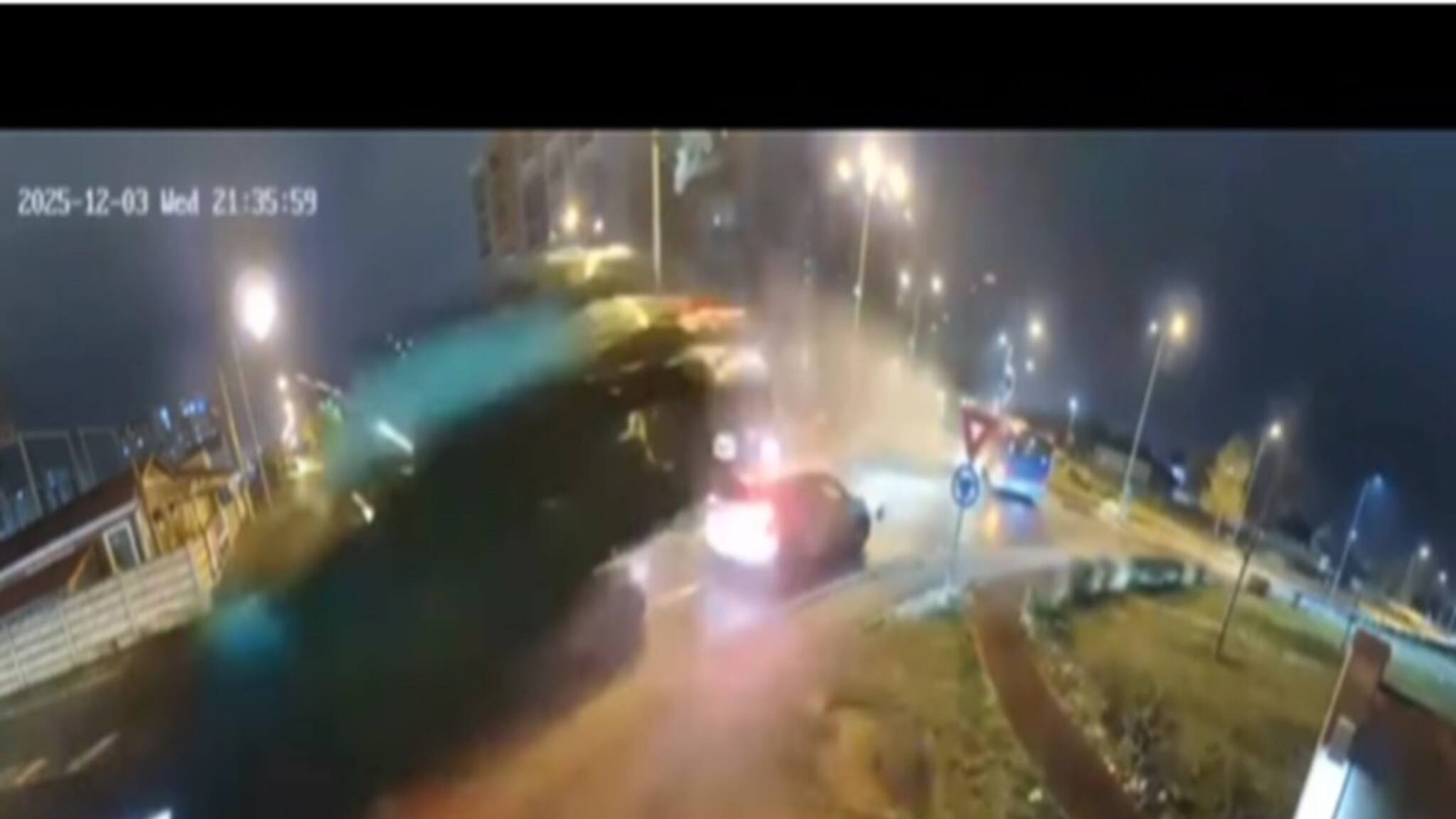 Mercedes Accident Viral Video: সংজ্ঞাহীন চালক, বাস গাড়ির উপর দিয়ে শূন্যে উড়ে গেল মার্সিডিজ! দেখুন ভয় ধরানো সিসিটিভি ফুটেজ