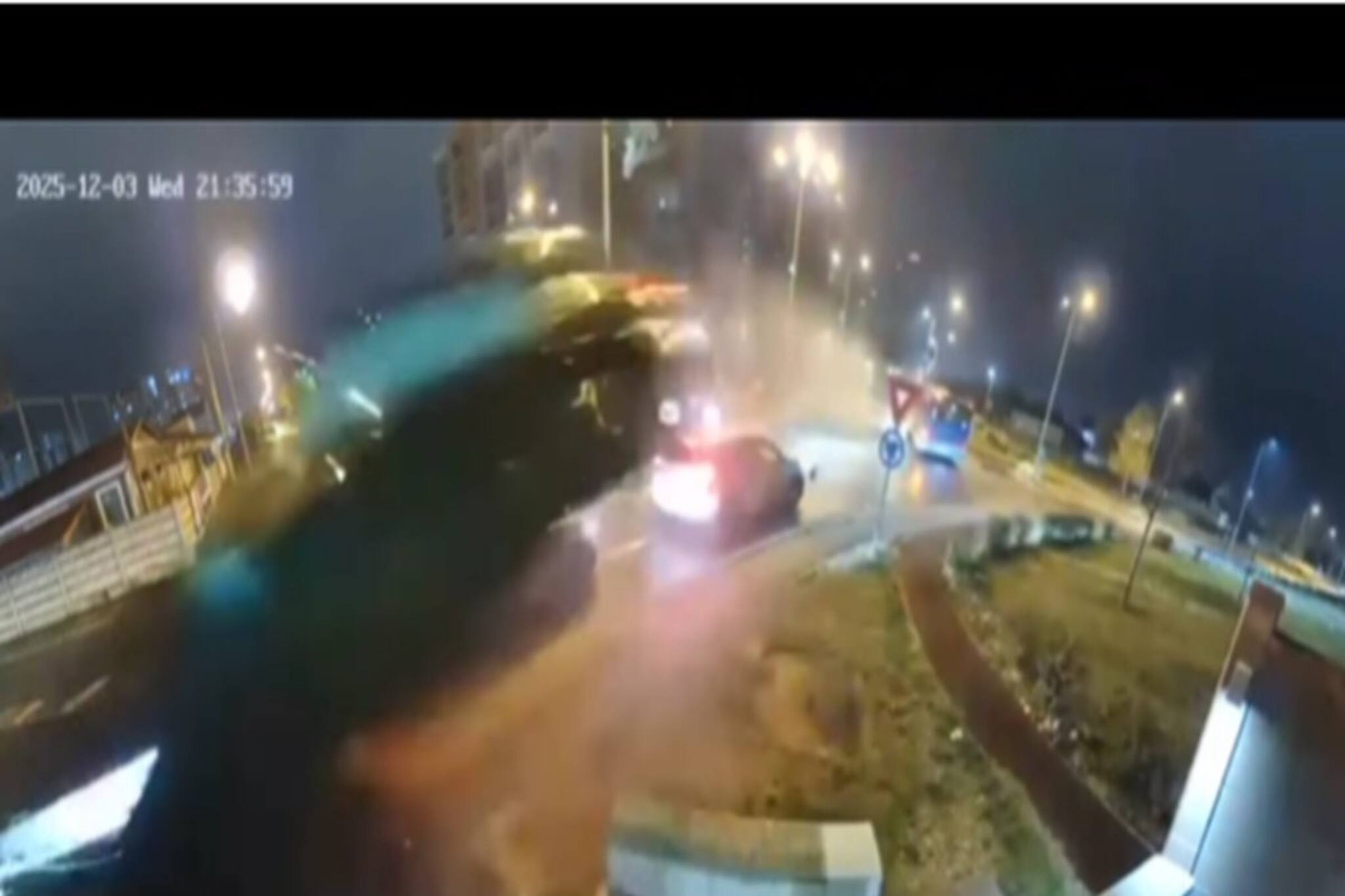 সংজ্ঞাহীন চালক, বাস গাড়ির উপর দিয়ে শূন্যে উড়ে গেল মার্সিডিজ! দেখুন ভয় ধরানো ভিডিও