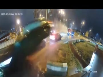 উড়ে গেল মার্সিডিজ৷ 