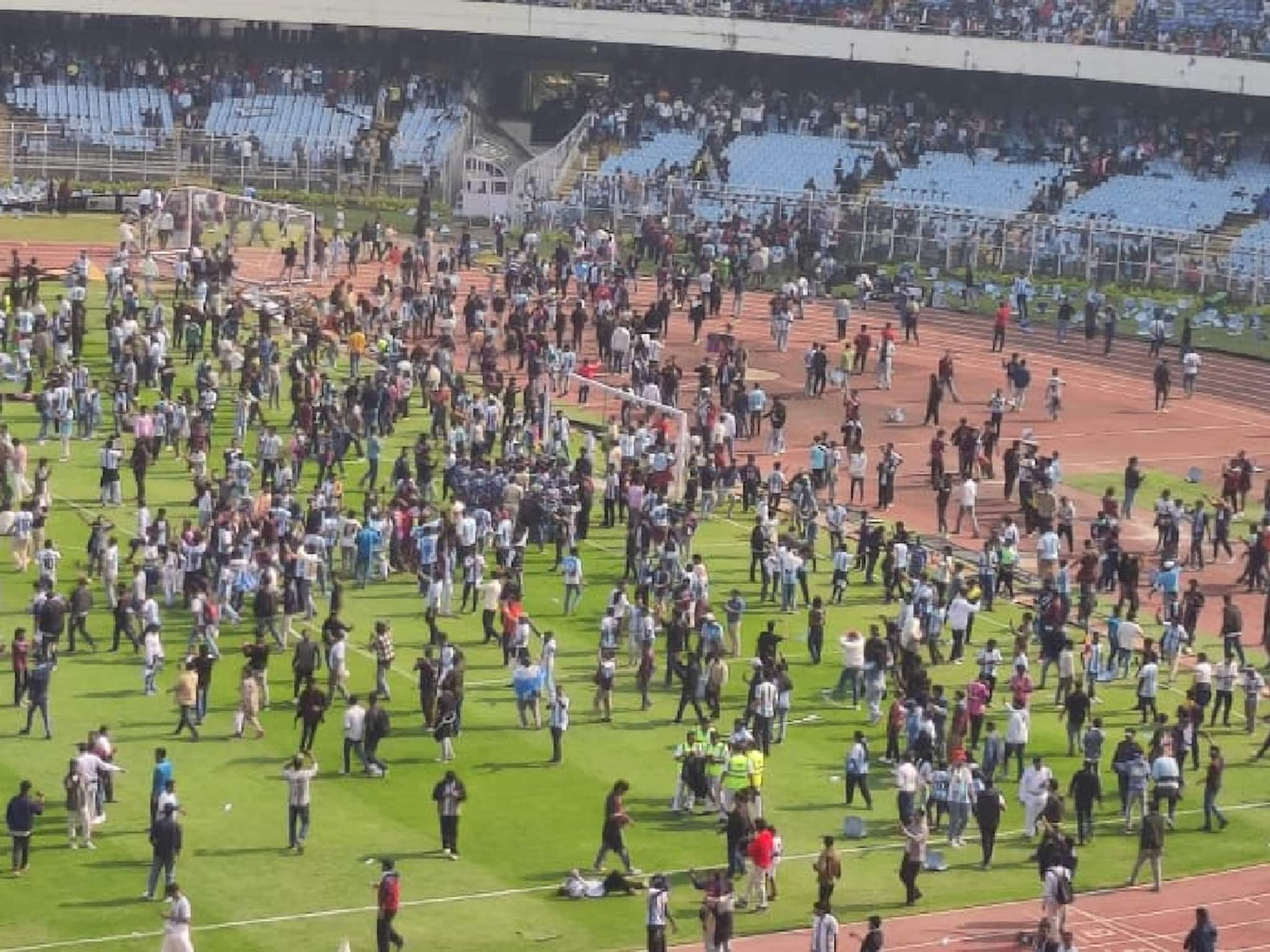 মেসির অনুষ্ঠানে চরম বিশৃঙ্খলা! মাঠের দিকে এগিয়েও মাঝপথেই ফিরে গেল মুখ্যমন্ত্রীর কনভয় মেসির অনুষ্ঠানে চরম বিশৃঙ্খলা! মাঠের দিকে এগিয়েও মাঝপথেই ফিরে গেল মুখ্যমন্ত্রীর কনভয়