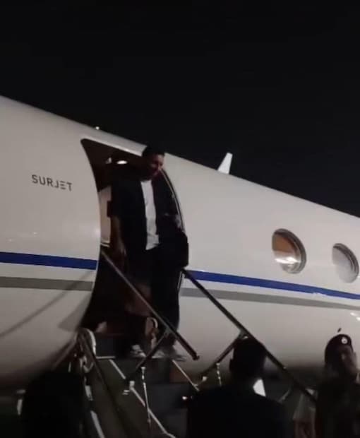 আজ, শনিবার সকাল সাড়ে ন'টা থেকে সাড়ে দশটা হোটেলেই স্পনসরদের অনুষ্ঠান। সাড়ে দশটা থেকে ভার্চুয়ালি লেকটাউনে নিজের মূর্তি উন্মোচন করবেন। ১১.১৫ নাগাদ যুবভারতীর উদ্দেশে রওনা দেবেন। সাড়ে এগারোটায় যুবভারতীতে উপস্থিত হবেন শাহরুখ খান। থাকবেন মুখ্যমন্ত্রী মমতা বন্দ্যোপাধ্যায় এবং সৌরভ গঙ্গোপাধ্যায়। তারপর চলবে সংবর্ধনার পালা। প্লেয়ারদের সঙ্গে পরিচয় সারবেন মেসি, শাহরুখরা। 