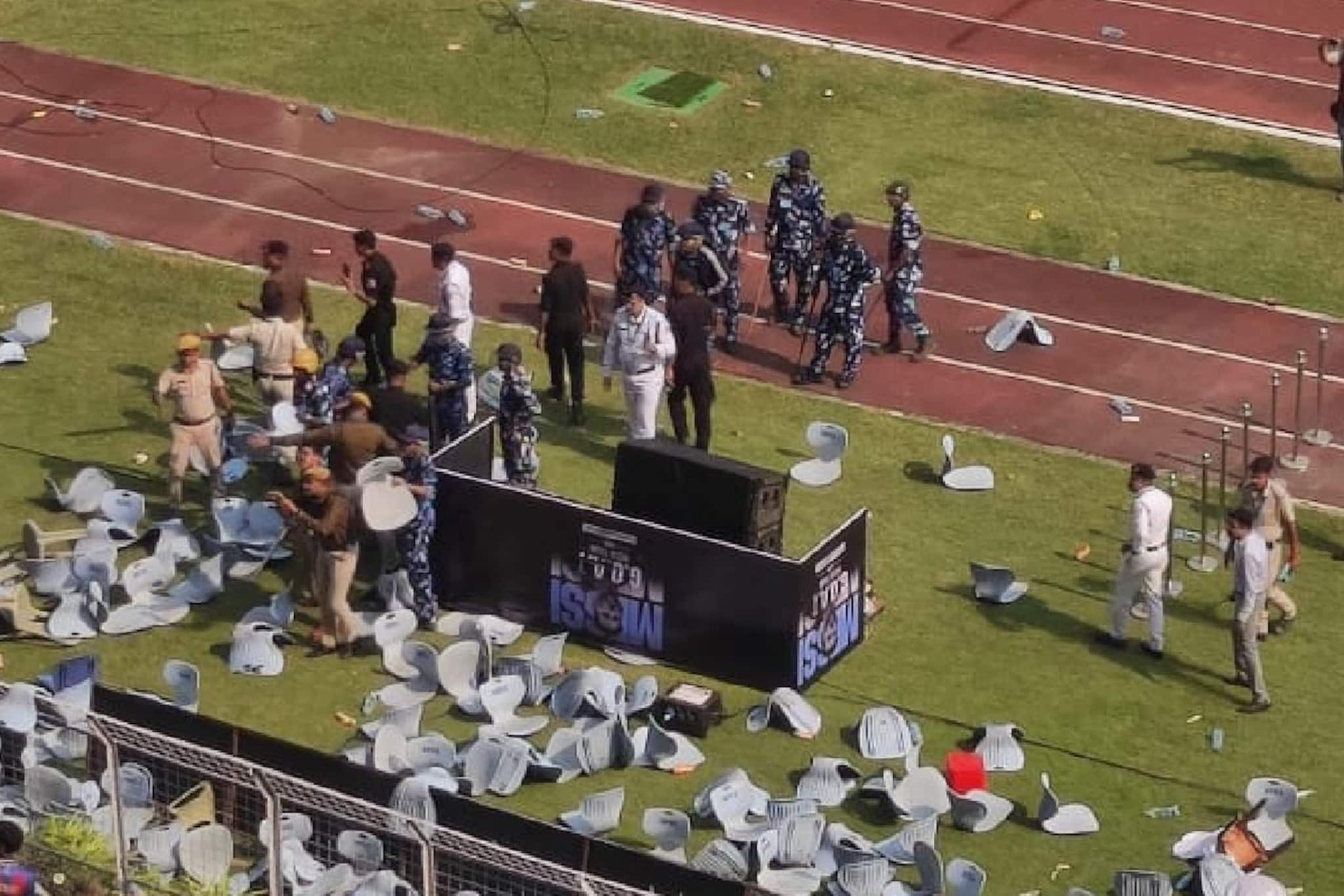 মেসির অনুষ্ঠানে চরম বিশৃঙ্খলা! মাঠের দিকে এগিয়েও মাঝপথেই ফিরে গেল মুখ্যমন্ত্রীর কনভয়