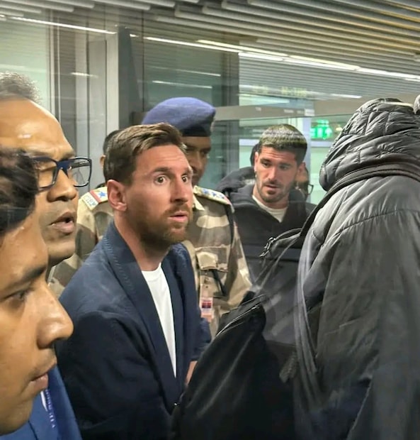 মেসির অনুষ্ঠানে নিরাত্তা নিয়ে উঠছে প্রশ্ন। মেসির মতো আন্তর্জাতিক সুপারস্টারের নিরাপত্তায় ঠিক কী কী ব্যবস্থা ছিল? সেই নিয়েও কথা উঠছে। তা হলে কি ব্যবস্থাই সেভাবে ছিল না!