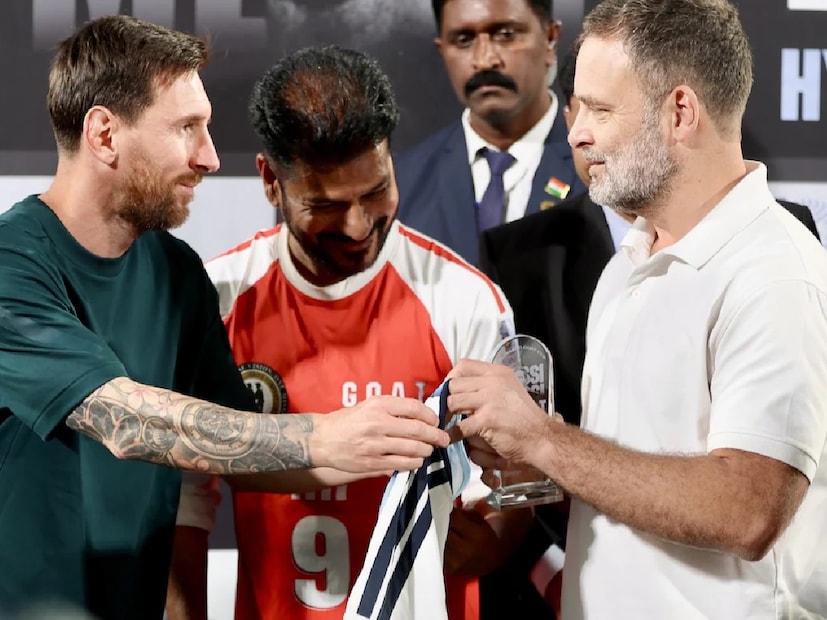 মেসিকে ঘিরে কলকাতায় যে ধুন্ধুমার পরিস্থিতি তৈরি হয়েছিল, তার পর অনেকেই আশঙ্কা করেছিলেন, এর পর অন্য শহরগুলিতে আর্জেন্টাইন মহাতারকাকে ঘিরে আর কোনও অনুষ্ঠান হবে কি না! তবে হায়দরাবাদে মেসিকে ঘিরে উন্মাদনা ছিল চরমে। আর সেখানে কোনওরকম বিশৃঙ্খলাও দেখা যায়নি। গতকাল বিকেল সাড়ে চারটে নাগাদ মেসি পৌঁছন হায়দরাবাদ। এর পর সন্ধে .৫৭ মিনিটে হায়দরাবাদের উপ্পল স্টেডিয়ামে ঢোকেন মেসি। 