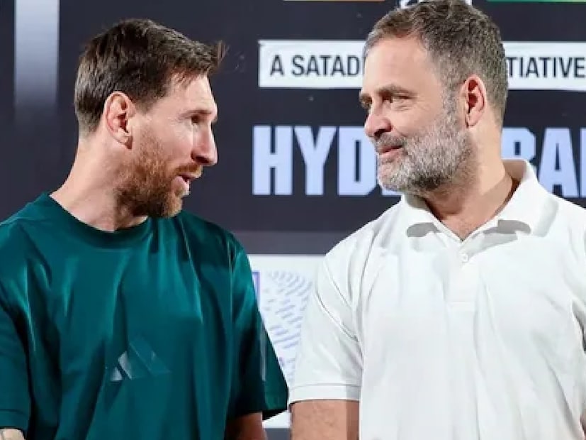 উপ্পল স্টেডিয়ামে সেই সময় একটি প্রদর্শনী ম্যাচ চলছিল। মেসি, লুই সুয়ারেজ এবং রদ্রিগো ডি’পলরা সেই ম্যাচ দেখেন ভিভিআইপি বক্সে বসে। তেলঙ্গানার মুখ্যমন্ত্রী রেবন্ত রেড্ডি তার পর মাঠে নামেন। একটি গোলও করেন।