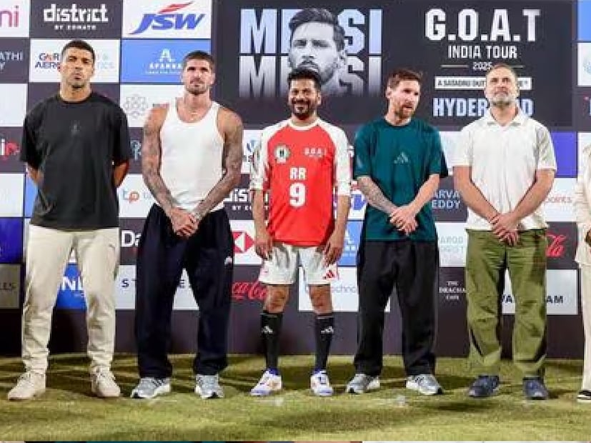 শনিবার রাত আটটা বেজে ১০ মিনিট নাগাদ উপ্পল স্টেডিয়ামের মাঠে নামেন মেসি। পাসিং দ্য বল খেলেন, লম্বা শটে গোল করেন, বেশ কয়েকবার পায়ে বল নিয়ে তাঁর স্কিল-এর ঝলক দেখান। এই গোটা সময় মেসির দিকেই নজর ছিল সবার। তাঁকে ঘিরে থাকেননি কেউ। মেসির কাছে ঘেঁষতে দেওয়া হয়নি কাউকে। আর মেসি বোধ হয় সেটাই উপভোগ করছিলেন!